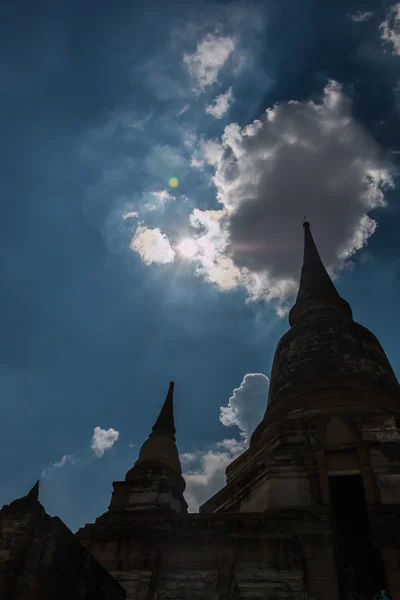 Pagoda y Buddha Status en Wat Yai Chaimongkol, Ayutthaya, Tailandia — Foto de Stock