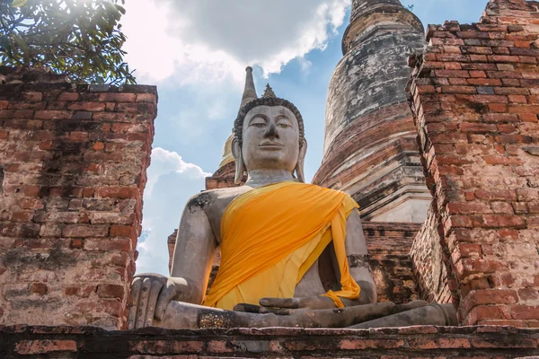 Buda'nın durumu wat yai chaimongkol, ayutthaya, Tayland at — Stok fotoğraf