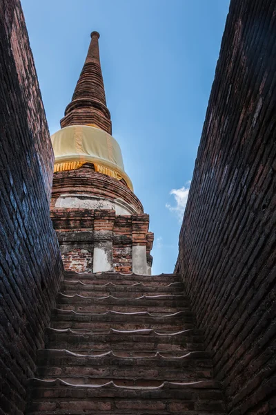Pagode e status de Buda em Wat Yai Chaimongkol, Ayutthaya, Tailandês — Fotografia de Stock