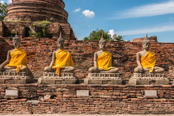 Statut de Bouddha à Wat Yai Chaimongkol, Ayutthaya, Thaïlande — Photo
