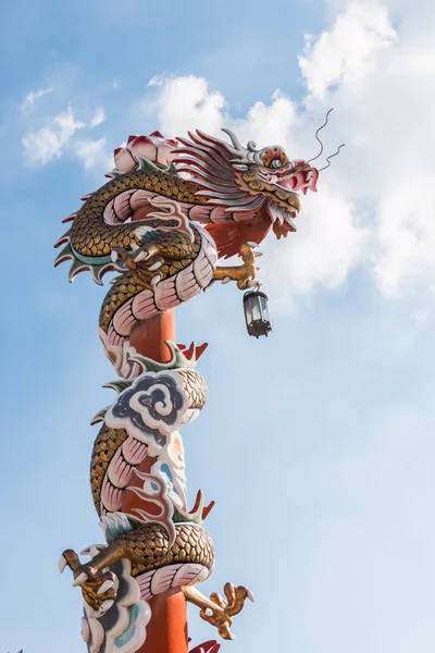 Chinese dragon on the red pole at Wat Phananchoeng, Ayutthaya, T — Stock Photo, Image