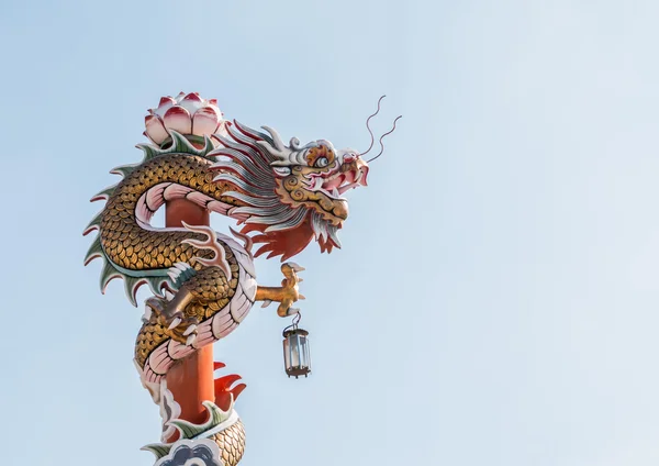 Chinese dragon on the red pole at Wat Phananchoeng, Ayutthaya, T — Stock Photo, Image