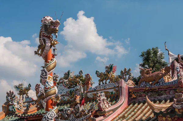 Китайский дракон на красном полюсе в Ват Phananchoeng, Ayutthaya, T — стоковое фото