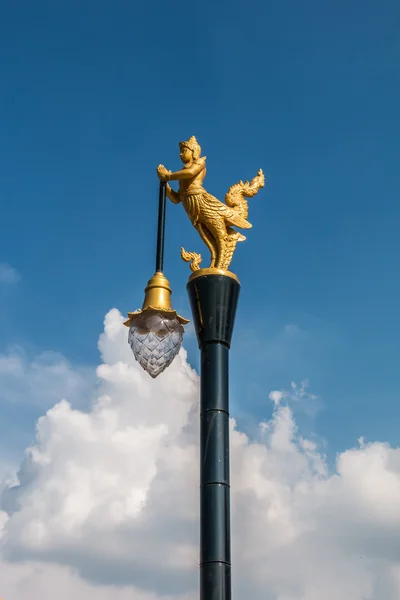 Золотая лебединая лампа и колокол ветра в храме Таиланда — стоковое фото