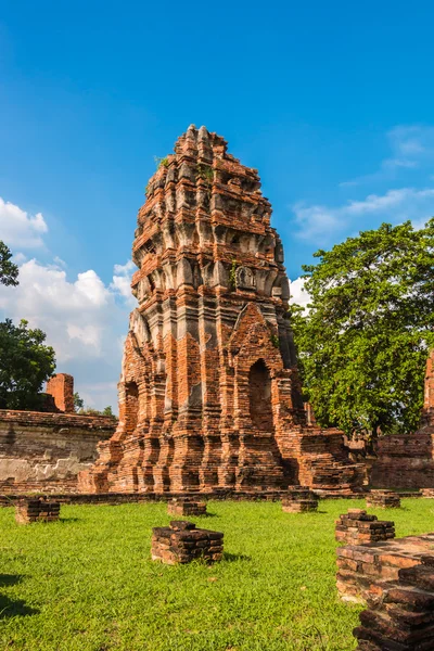 Pagode e status de Buda em Wat Yai Chaimongkol — Fotografia de Stock