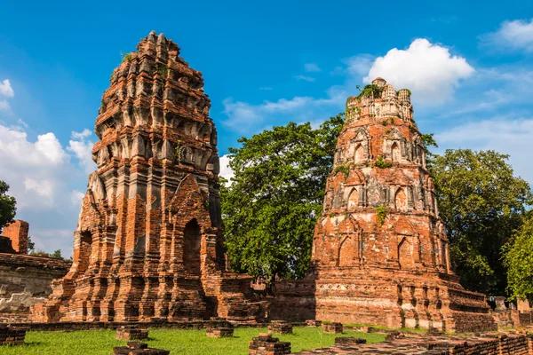 Pagode e status de Buda em Wat Yai Chaimongkol — Fotografia de Stock