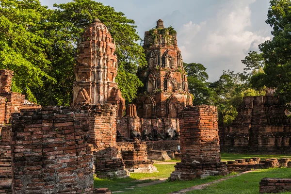 Pagode e status de Buda em Wat Yai Chaimongkol — Fotografia de Stock