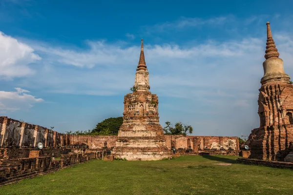Pagoda a Buddha Status na Wat Yai Chaimongkol — Stock fotografie
