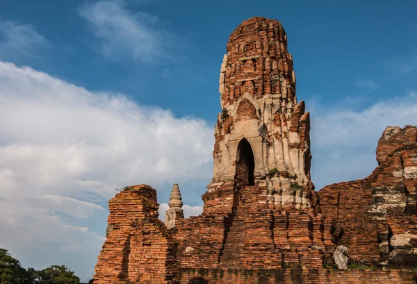 Pagoda y Buddha Status en Wat Yai Chaimongkol — Foto de Stock