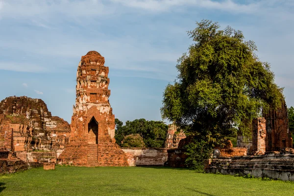 Pagoda och Buddha Status på Wat Yai Chaimongkol — Stockfoto