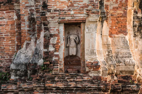 Pagode e status de Buda em Wat Yai Chaimongkol — Fotografia de Stock