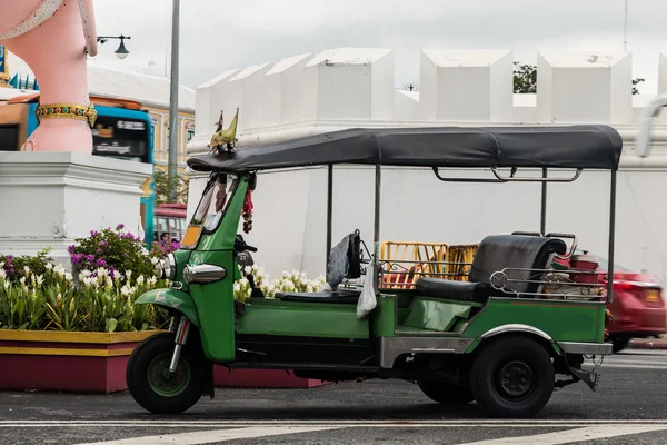 Bangkok'ta bir yan dizilmiş tuk tuks ally