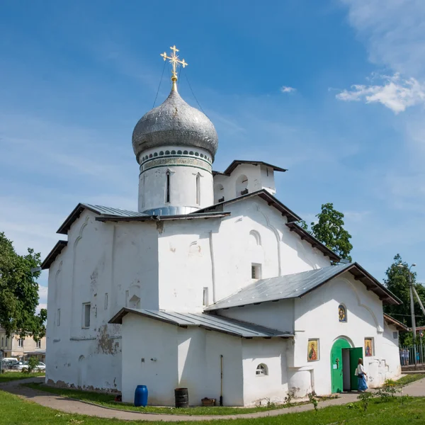 Pskov. Russia.Peter and Paul Church with Bui — Stock Photo, Image