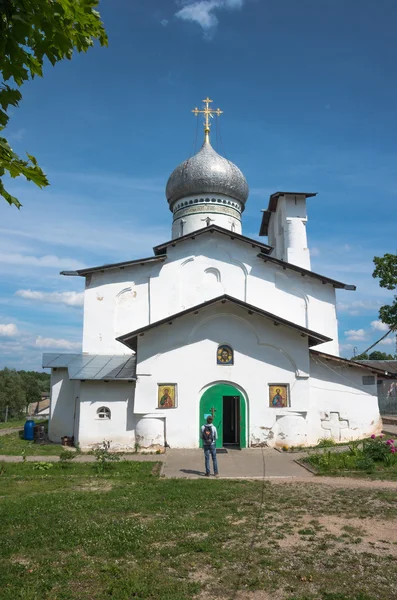 Pskov. Russia.Peter and Paul Church with Bui — Stock Photo, Image