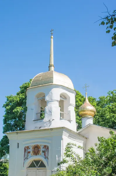 Pskov. Rusya. Kilisenin çan kulesi St.Alexei