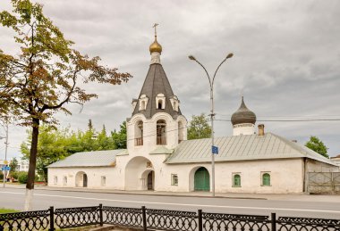 Pskov, Rusya Federasyonu. Baş meleklerden Kilisenin çan kulesi Michael ve Gabriel