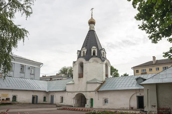 Pskov, Russia. Campanile della Chiesa degli Arcangeli Michele e Gabriele — Foto Stock