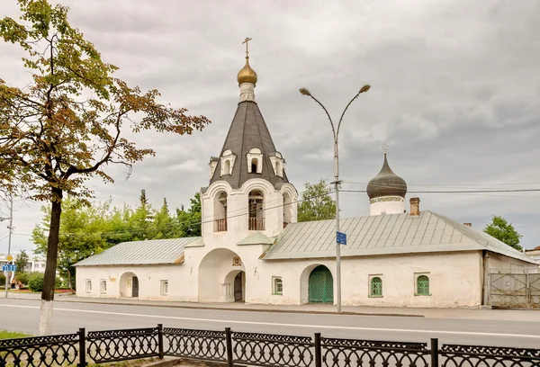 Pskov, Russia. Campanile della Chiesa degli Arcangeli Michele e Gabriele — Foto Stock