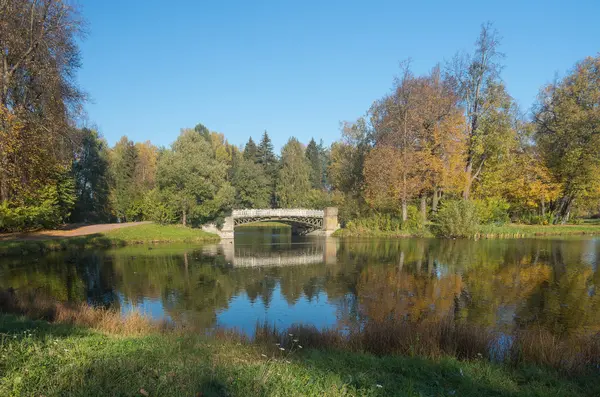 Rusya. St.Petersburg. Pavlovsk Park. Rozopavilonnye gölet ve geyik Köprüsü manzaralı