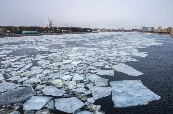 Spring ice floes on the Neva River in Saint-Petersburg. — Stock Photo, Image