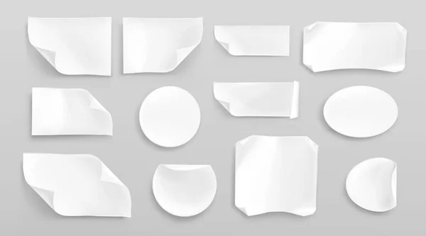 Bílé papírové samolepky nebo zmačkané náplasti set — Stockový vektor