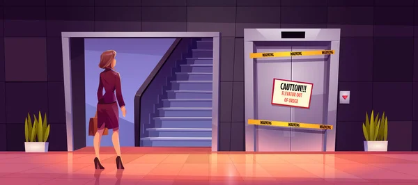 Бізнес-леді стоїть біля драбини і зламаний ліфт — стоковий вектор