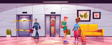 Otel koridorunda asansörü bozuk turistler, lobi