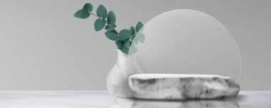 Mermer kaya platformlu taş podyum, cam dekoratif daire ve okaliptüs dallı beyaz seramik vazo ürün sergisi için. Gri gradyan arkaplan üzerine minimalist sunum kurulumu.