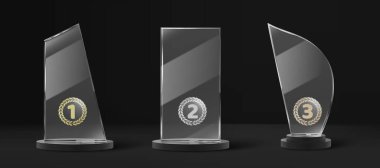 Koyu arkaplanda altın, gümüş ve bronz defne çelenkleri bulunan cam bir kupa. Şampiyonun tanınması için dekoratif çelenklerle süslenmiş 1, 2 ve 3 numaralı zarif kristal ödül tabakları..