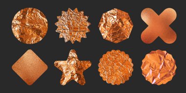 Siyaha izole edilmiş altın folyo etiketleri. Yuvarlak, yıldız, haç, eşkenar dörtgen şekilli, parlak buruşuk yüzeyi olan, parlak metalik efektli buruşmuş altın kağıtların gerçekçi temsili.