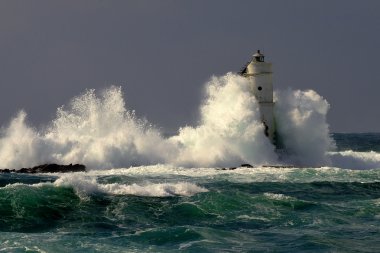 Uçurumdaki beyaz deniz feneri