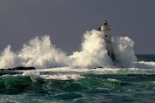 Faro blanco en el acantilado Fotos de stock libres de derechos