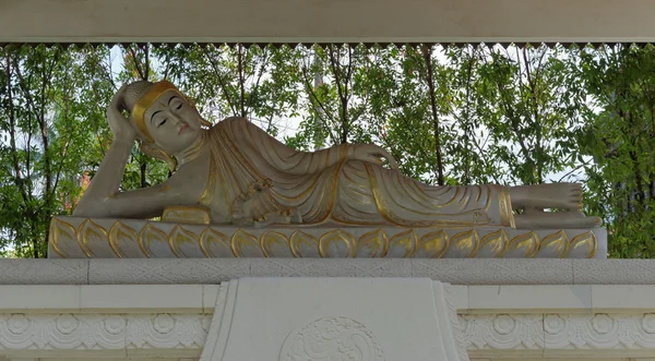 Estatua de buda reclinada — Foto de Stock