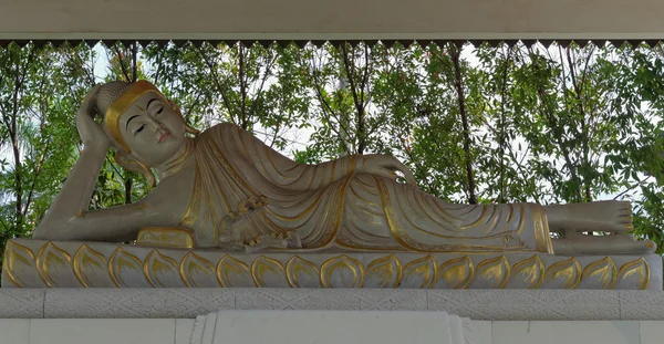 Yatan Buda heykeli — Stok fotoğraf