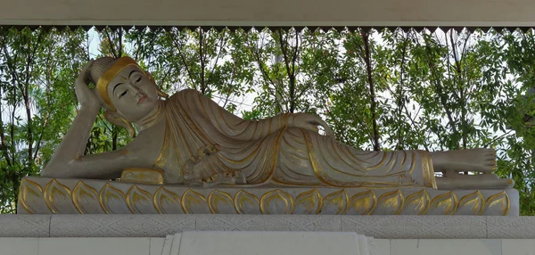 Yatan Buda heykeli — Stok fotoğraf