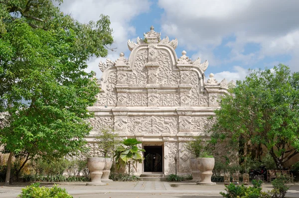 Gapura agung - i porten på taman sari bevattnaslottet - kungliga trädgården av sultanaten av jogjakatra — Stockfoto
