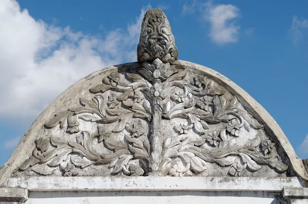 Bas-relief au sommet du sumur gumantung, tunnel souterrain au château d'eau taman sari - le jardin royal du sultanat de jogjakarta — Photo