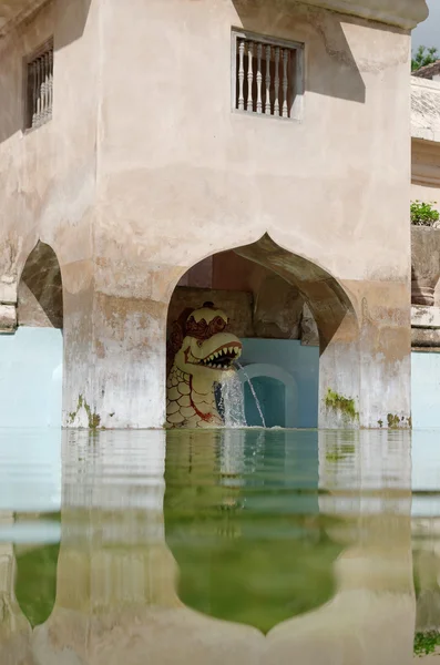 Dragon fountain on the ancient pool at taman sari water castle - the royal garden of sultanate of jogjakarta — Stock Photo, Image