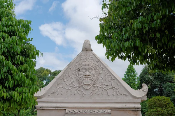 Bassorilievo in cima alla porta nel castello acquatico taman sari - il giardino reale del sultanato di jogjakarta — Foto Stock