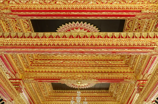 Techo con hermoso adorno en Yogyakarta Sultanate Palace — Foto de Stock