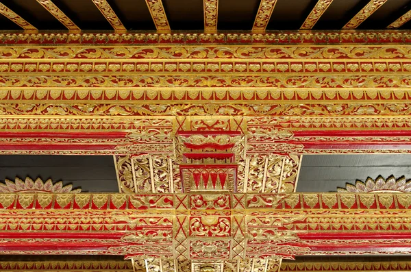 Plafond met mooi sieraad in Yogyakarta Sultanaat Palace — Stockfoto