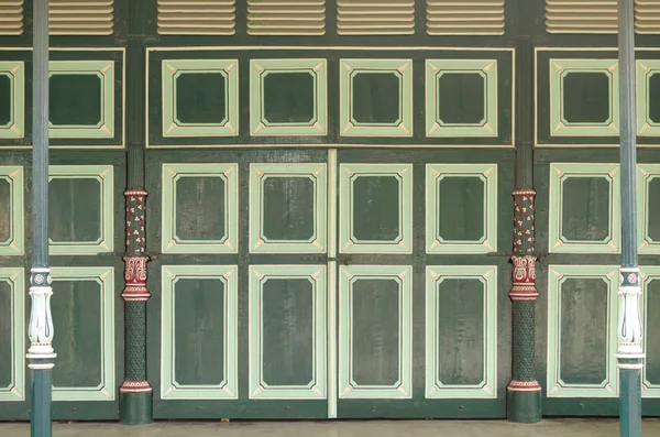 Unique doors and pillars in Yogyakarta Sultanate Palace — Stock Photo, Image