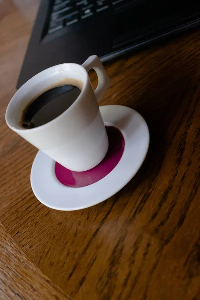 Filiżanka Kawy Czarnym Komputerem Brązowym Stole — Zdjęcie stockowe