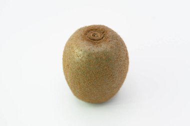 Bu olgun ve yalıtılmış bir kivi. Beyaz arka planda güzel renkleri ve estetiği var.