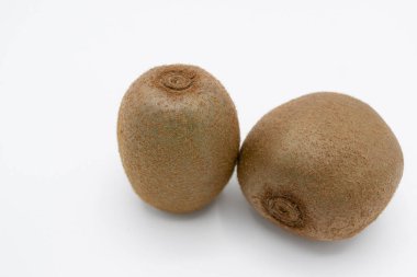 Bu olgun ve yalıtılmış bir kivi. Beyaz arka planda güzel renkleri ve estetiği var.