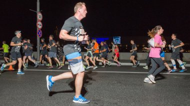 Gece yarışı koşucu