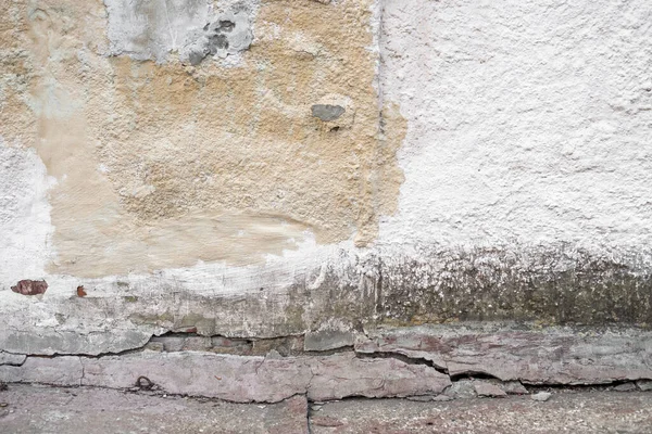 Gammal Grå Putsad Vägg Och Gammal Trottoar — Stockfoto