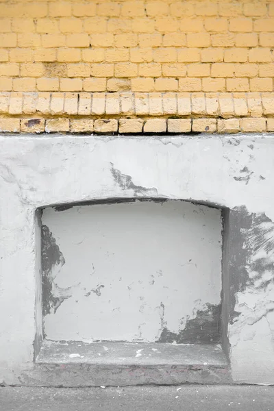 Plasterad Sockel Med Ett Blockerat Fönster Gul Målad Tegelvägg Och — Stockfoto