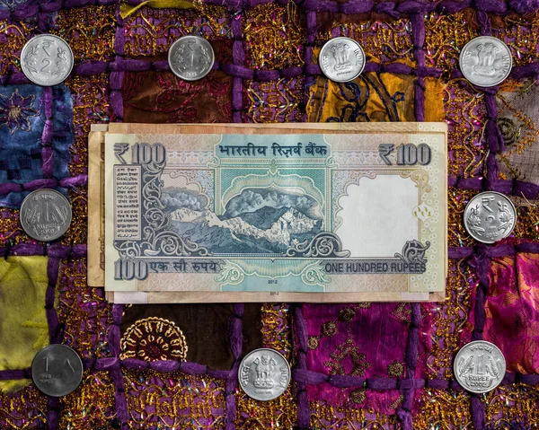 Yüz rupi ve madeni paralar