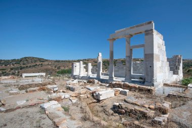 MÖ 6. yüzyıldan kalma beyaz mermerden antik Demeter tapınağı Naxos Adası, Kiklad Adaları, Yunanistan, Avrupa. Parthenon 'dan bir yüzyıl önce Tyrann Lygdamis tarafından inşa edildi..